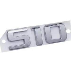 EMBLEMA TAMPA TRAS. CROMADO ( S10 )